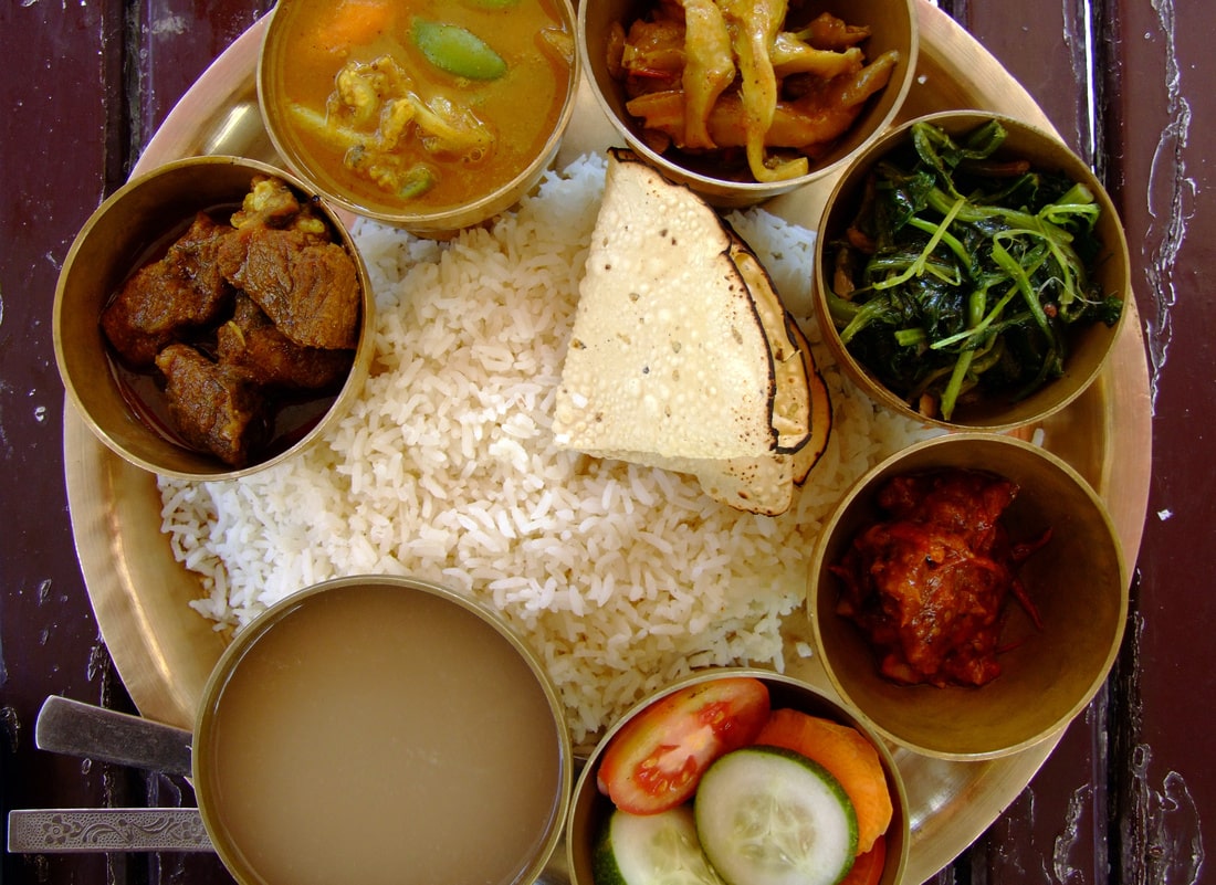 सरकारी कर्मचारीको एक दिनमै ८ छाक खाना ! image