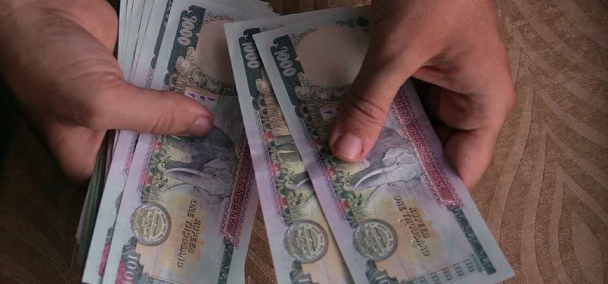 अर्थतन्त्र सुधारका लागि प्रतिवेदन बुझाउँदै आयोग image