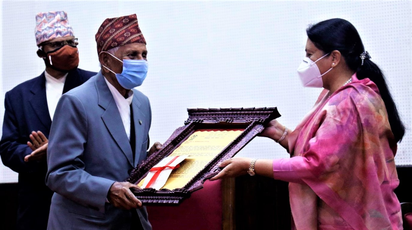 छातीरोग विशेषज्ञ डा दासलाई सम्मान प्रदान image