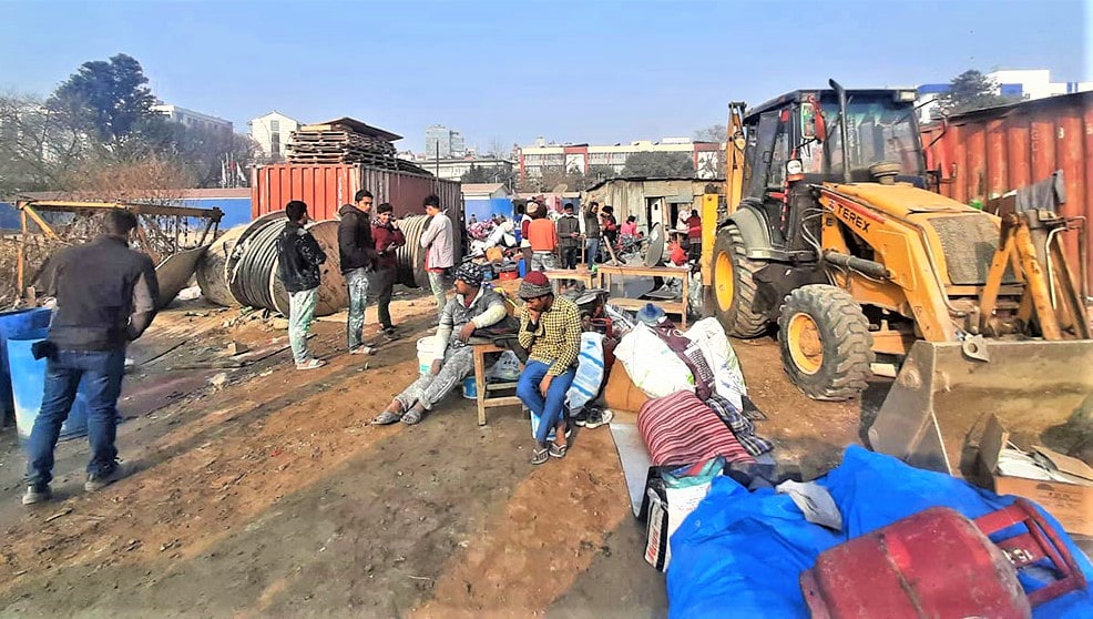 खुलामञ्चमा डोजर चलाएर टहरा हटाइयो