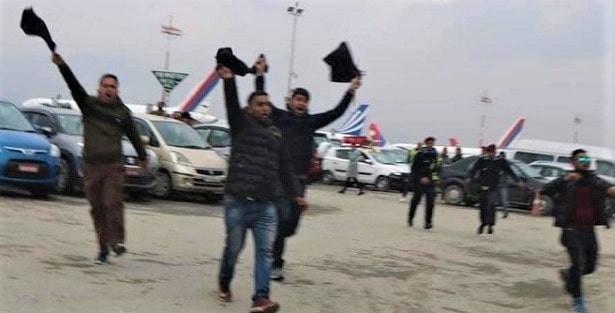 विद्यार्थीहले देखाए प्रधानमन्त्री केपी शर्मा ओलीलाई कालोझण्डा