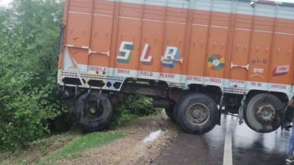 चितवनको फिस्लिङमा मालबहाक ट्रक दुर्घना