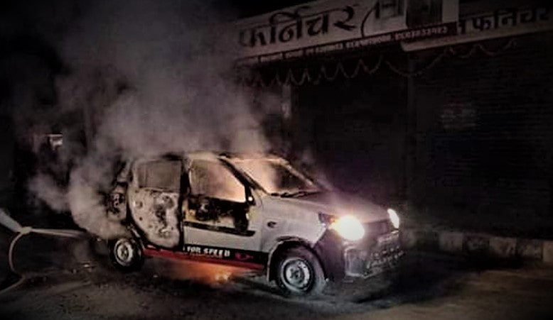 प्रचण्ड–नेपाल बन्दः गाडी जलाइए, नेताहरु पक्राउ परे, भोलि ओलीको काठमाडाैंमा शक्ति प्रदर्शन image