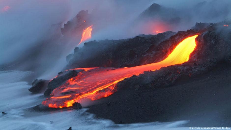 इन्डोनेशियाको माउन्ट सिनााबंगमा शक्तिशाली ज्वालामुखी बिस्फोट image