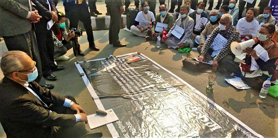 रेशम चौधरी रिहाइको व्यानरमा गृहमन्त्री रामबहादुर थापा image