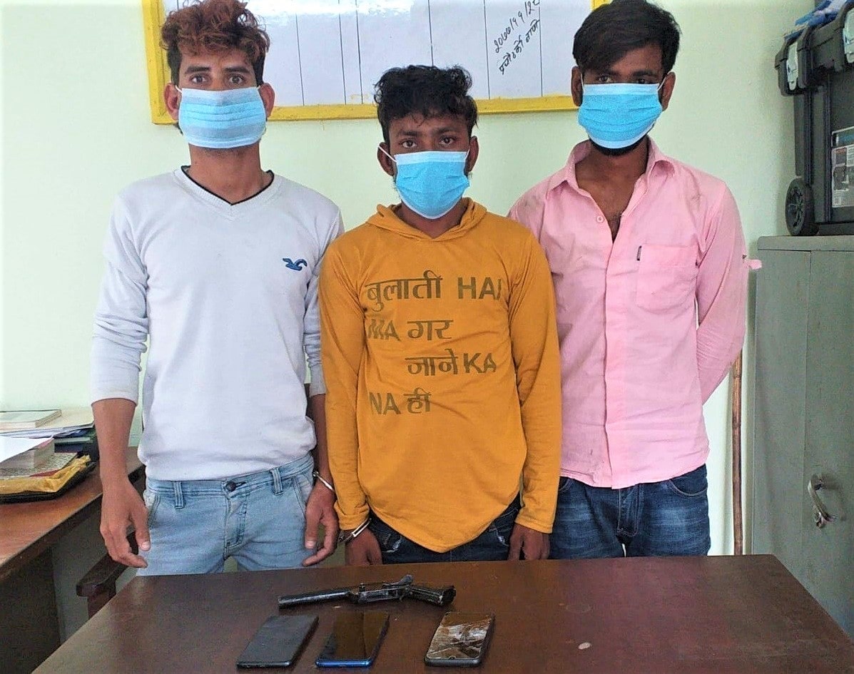 पेस्तोलसहित तीन पक्राउ image