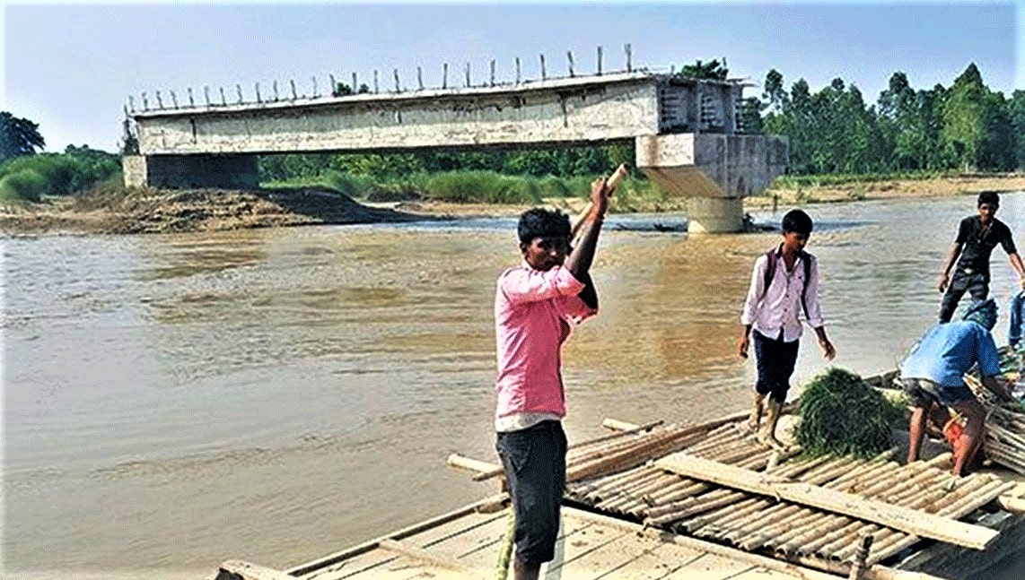 पप्पु कन्स्ट्रक्सनका कारण पुल अलपत्र, स्थानीयलाई सास्ती image