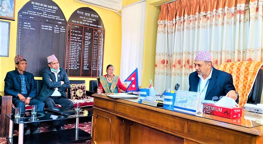 साइपालका स्थानीय भोकै, खाद्यान्‍न माग्दै बच्चा बाेकेर उपाध्यक्ष र वडाध्यक्ष काठमाडौंमा image