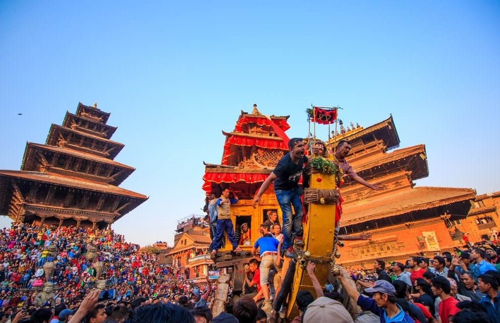 जात्राका लागि नगरपालिकाद्वारा घरघरमा स्वास्थ्य सामग्री वितरण