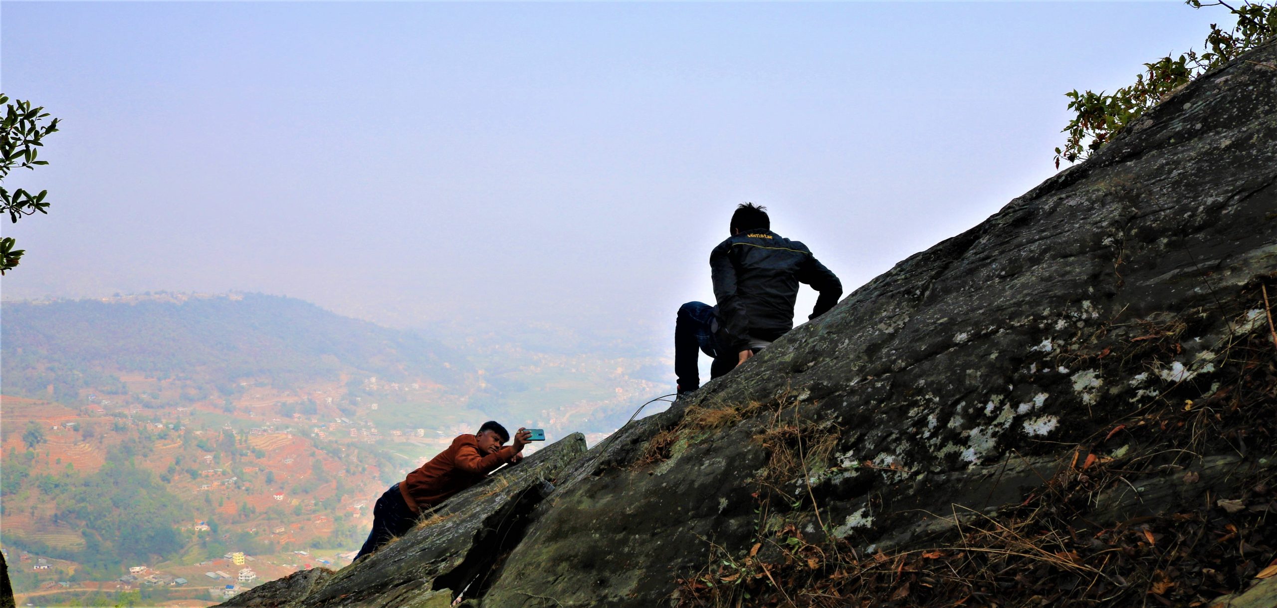 युवा युवतीका लागि नयाँ गन्तव्य, सेल्फी खिच्न रानीकोटमा भेटियो अनौठो ‘चुच्चे ढुंगा’ image