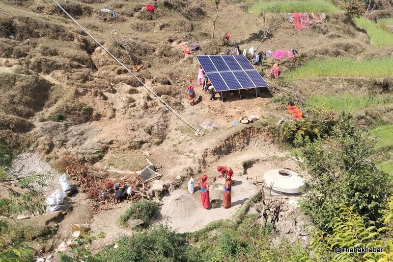 बझाङका दुर्गम गाउँमा सोलार लिफ्टिङ प्रविधिबाट खानेपानी