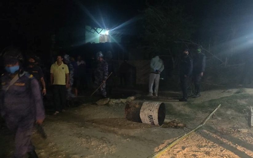 चौकीमा तोडफोड, दुई प्रहरी घाइते