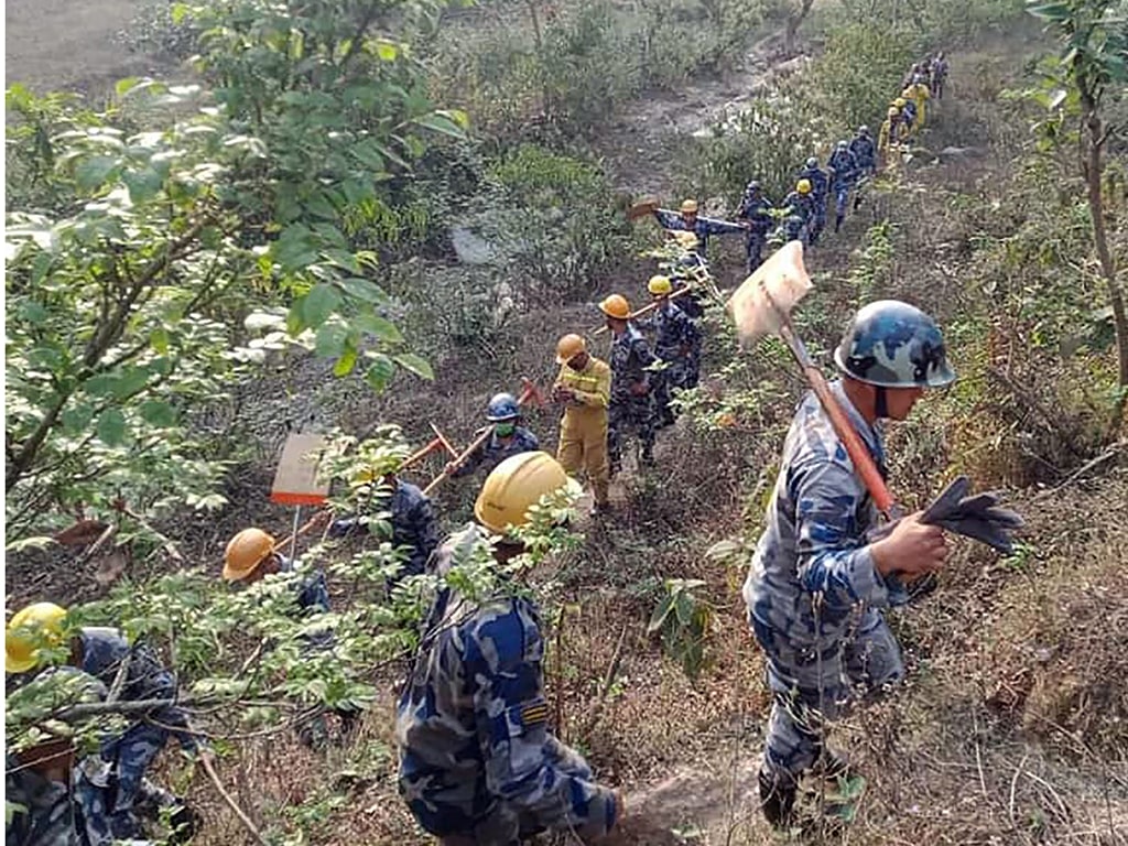 सशस्त्र प्रहरीको सहयोगमा डढेलो नियन्त्रण image