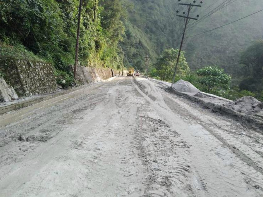 मध्यपहाडी लोकमार्गको पर्वत खण्डमा काम रोकियो