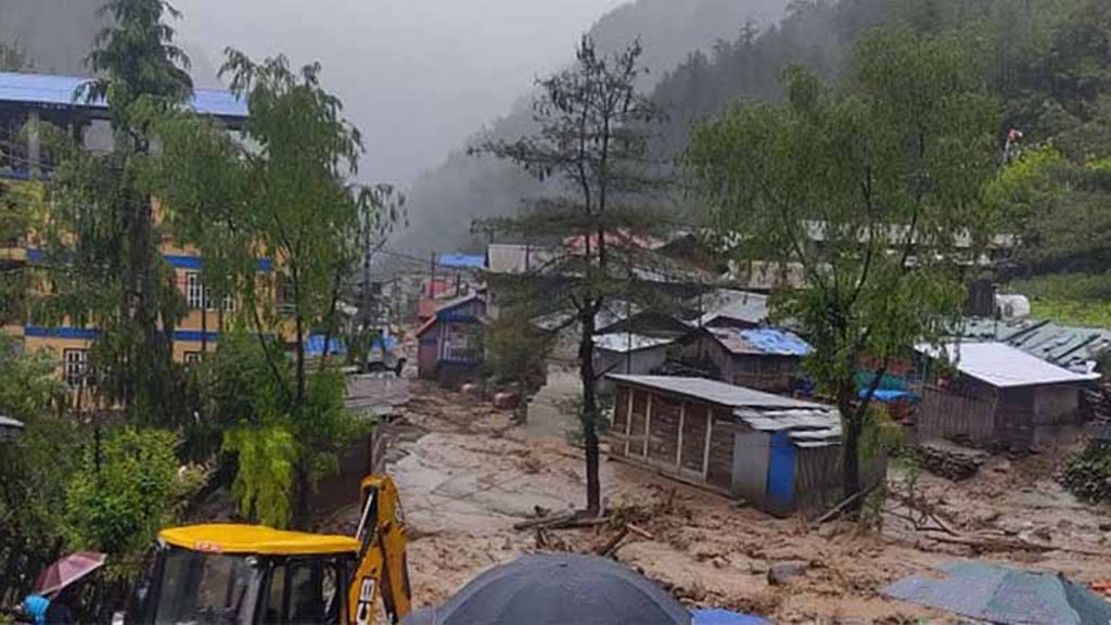 मनाङमा बाढी : चार टहरा र पक्की पुल बगायो, ६ घर विस्थापित image
