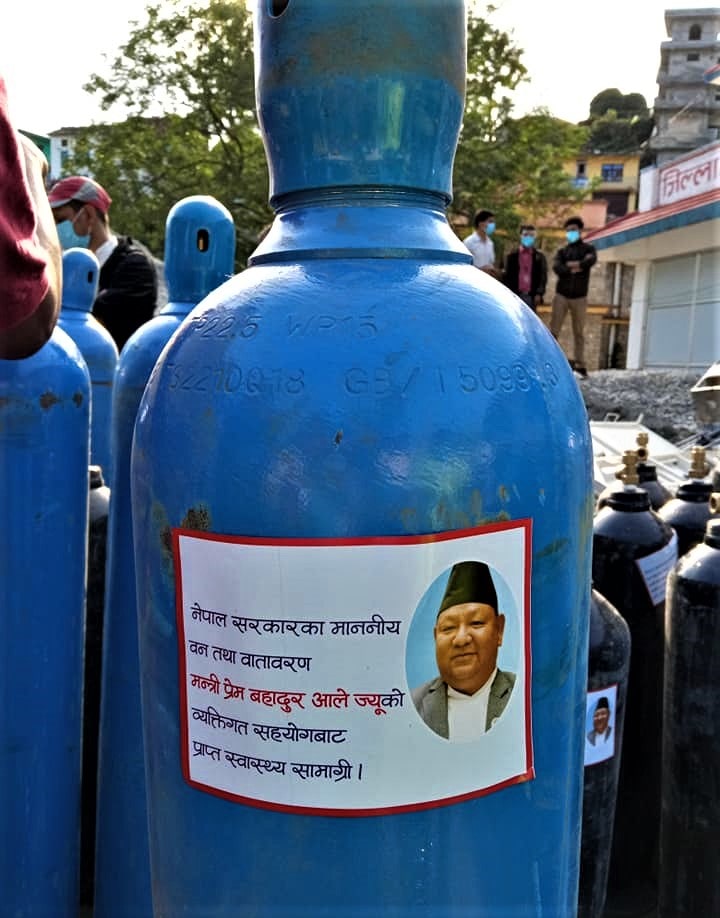 लाजनीतिको प्राकाष्टाः चीनले अनुदान दिएको अक्सिजन सिलिन्डरमा वन मन्त्रीको लाजनैतिक अति