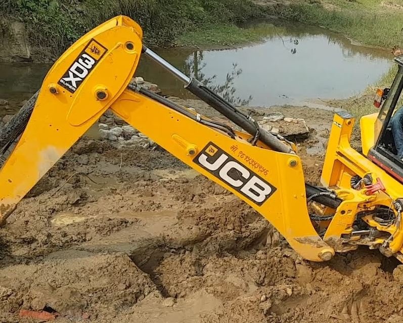 मस्र्याङ्दीमा जेसिबी फस्यो, अपरेटरको सकुशल उद्धार