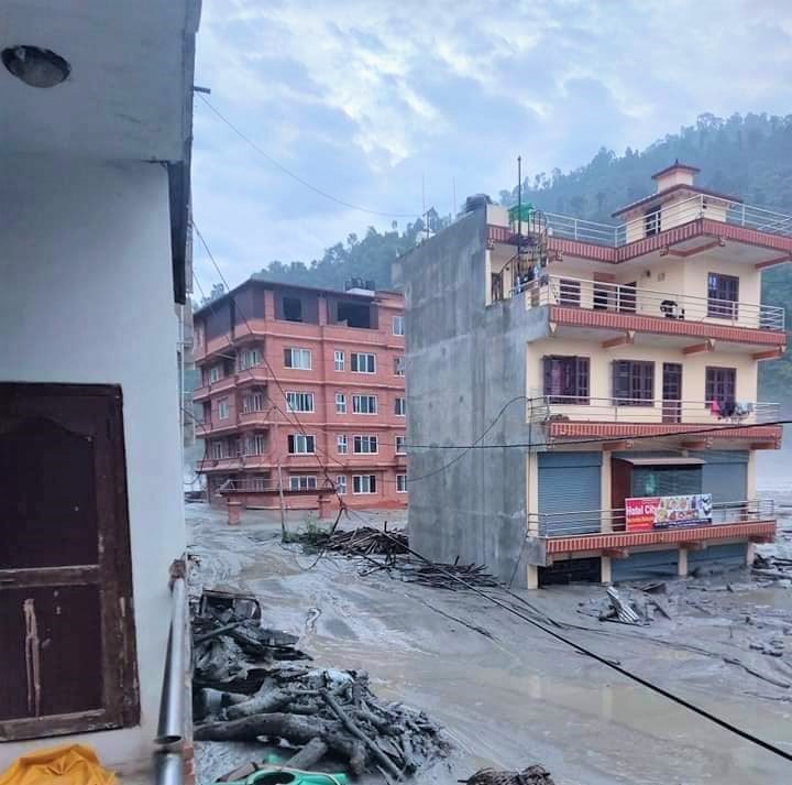 सिन्धुपाल्चोकमा बाढीले वितण्डा  : दर्जनौ बस्ती डुवानमा, ५० जना भन्दा धेरै बेपत्ता
