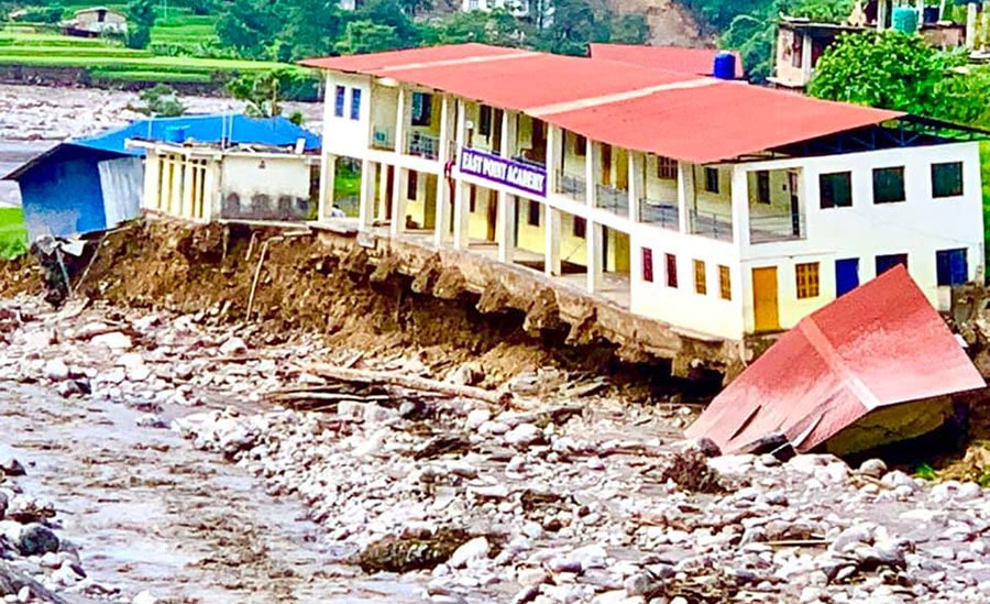 बाढीले विद्यालय बगाएपछि विद्यार्थीलाई पढाइको चिन्ता