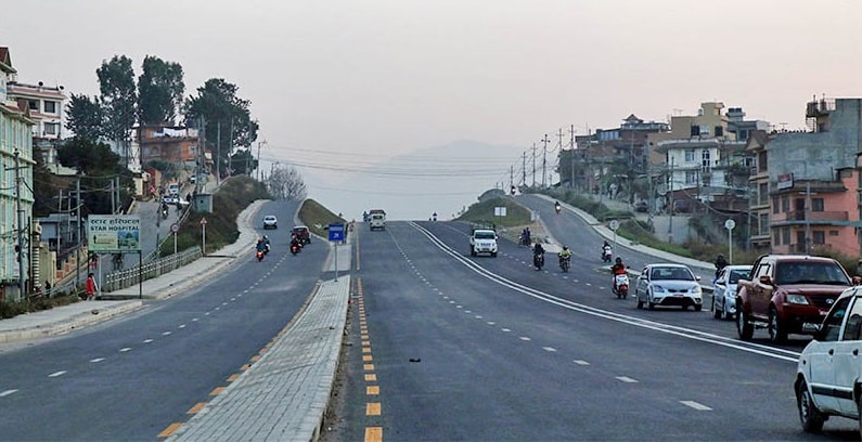 त्रिदेशीय महाबु सडकखण्डको काम सदरमुकामबाट शुरु image
