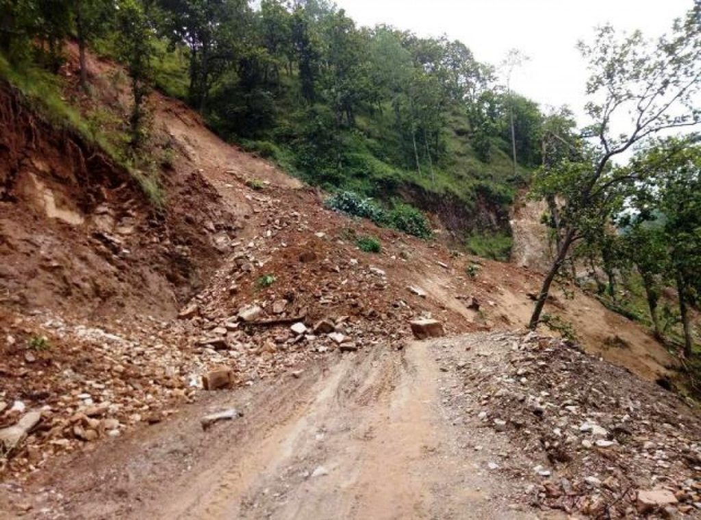 तत्काल सडक खुलाउन हेभी इक्युपमेन्ट तयारी अवस्थामा