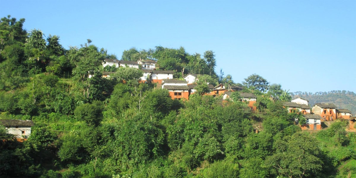 कोरोना सङ्क्रमितका घरैमा पुगेर स्वास्थ्य सामग्री image