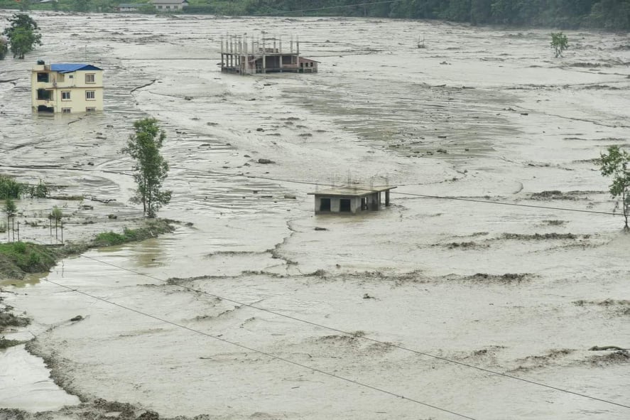 राप्ती नदीमा पानीको सतह बढ्दै गएपछि बाँकेका दर्जनौँ गाउँ डुबानको उच्च जोखिममा