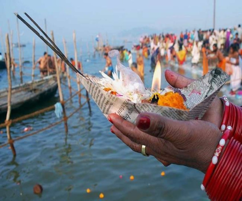 गङ्गादशहरा स्नान गर्न भक्तजन नदी किनारमा image