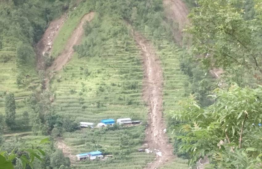 पहिराको जोखिममा बस्ती