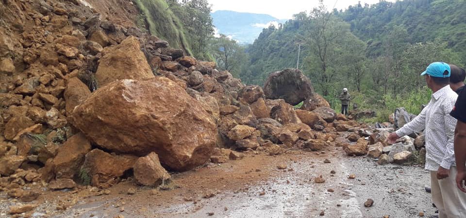 मध्यपहाडी लोकमार्गको पर्वत–बागलुङ खण्ड छ दिनदेखि अवरुद्ध image