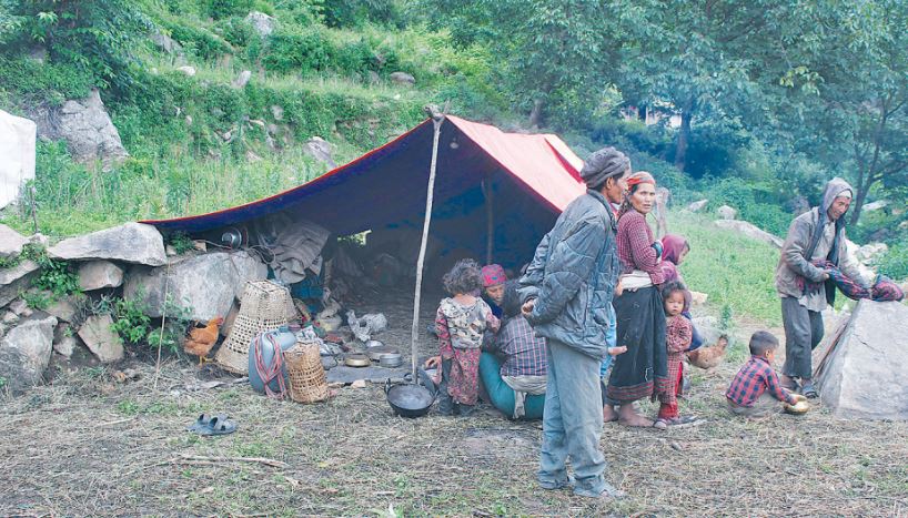प्राकृतिक विपत्तीले जङ्गलकै बास, कन्दमूल खाएर छाक टार्नुपर्ने बाध्यता