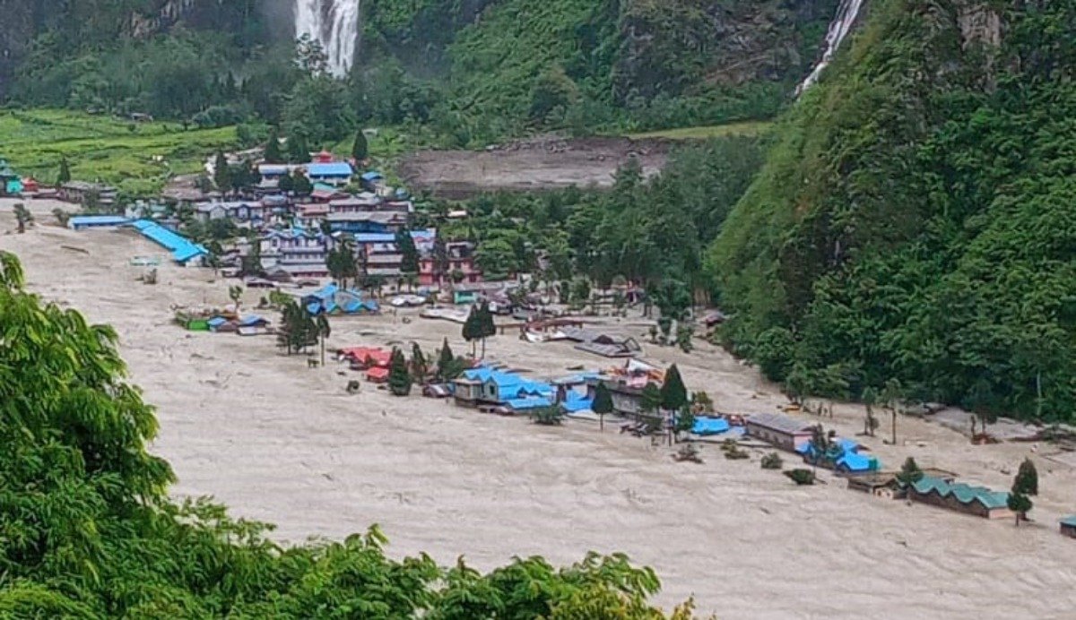 महिना दिनसम्म त्रिपालमा मनाङका बाढी प्रभावित image