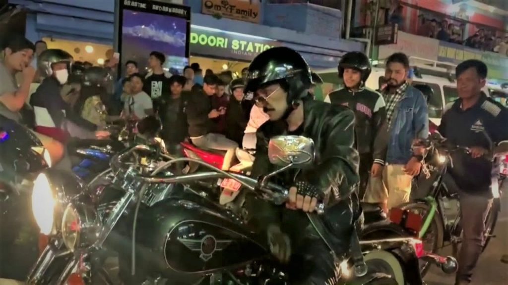 पूर्वयुवराज पारसको राजधानीका सडकमा उद्दण्डता, प्रहरीमाथि नै हातपात (भिडियाेसहित)