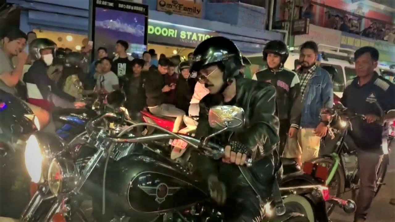 पूर्वयुवराज पारसको राजधानीका सडकमा उद्दण्डता, प्रहरीमाथि नै हातपात (भिडियाेसहित) image