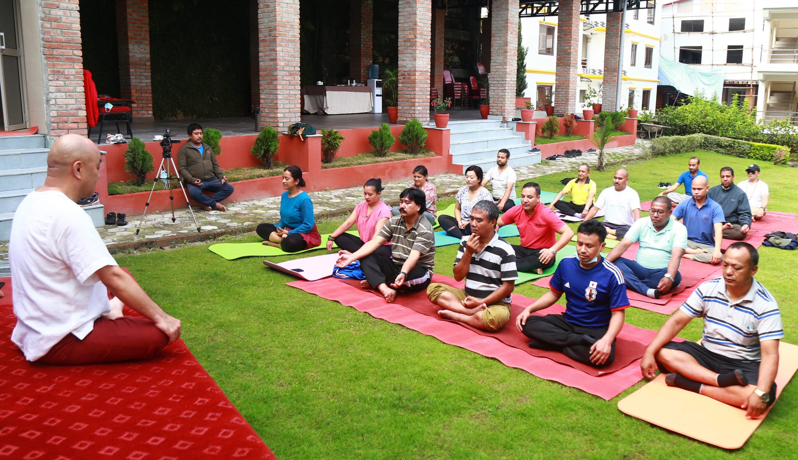गुरुपूर्णिमामा फोटो पत्रकार योग सिक्दै image