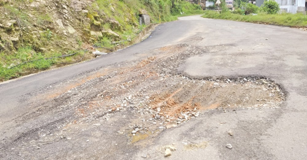 साल्मे–फाप्लु सडक मर्मत नसकिँदै भत्कियो