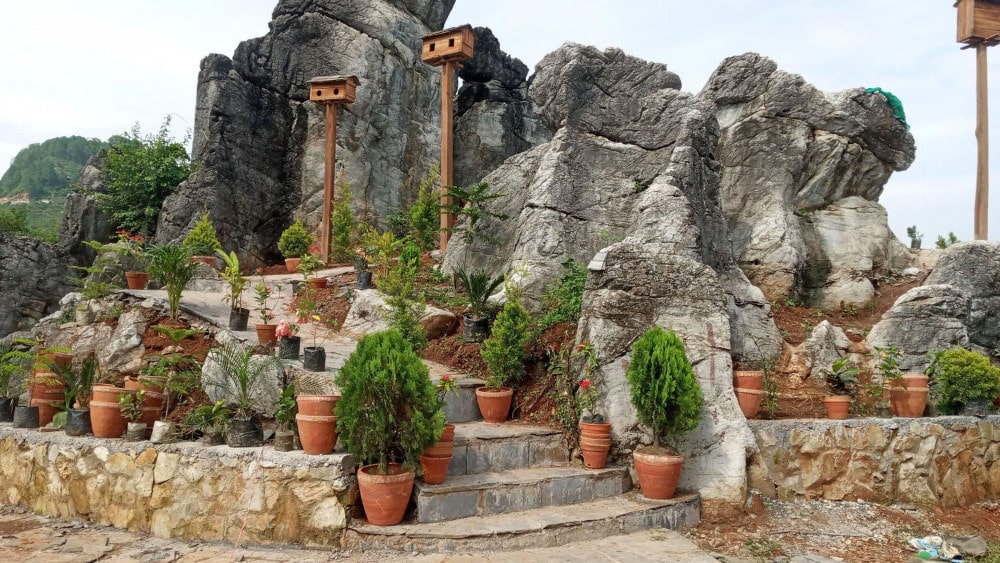 अग्लो ढुङ्गाले तान्यो पर्यटक