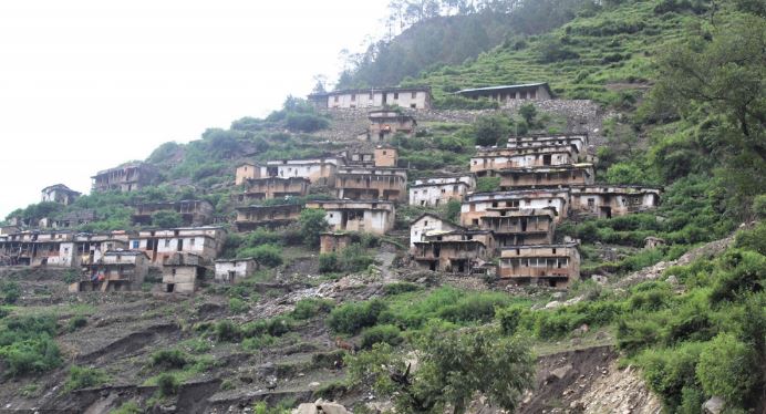 सडक खन्दा दुई गाउँ भासिए स् १३७ परिवार १६ दिनदेखि जंगलमा अलपत्र image