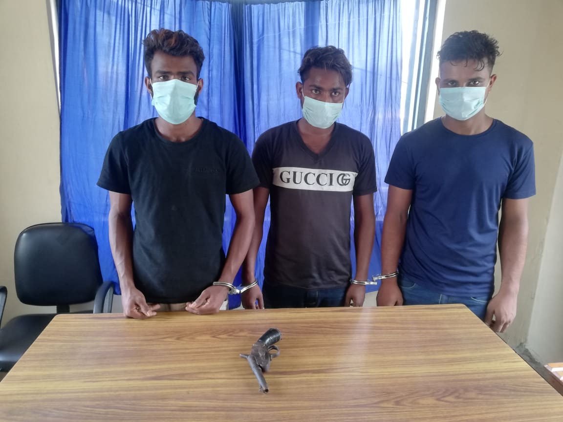 अवैध हतियार सहित तीन जना पक्राउ image