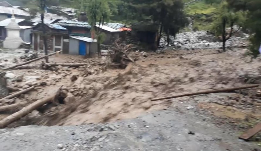 थोराङ्ला पासबाट ल्याएर खाद्यान्न अभाव टार्दै image