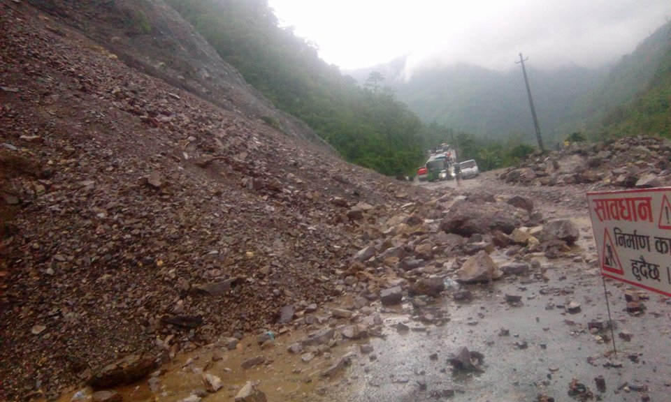 नारायणगढ–मुग्लिन सडकमा तीन दिन देखि पहिरै पहिराे