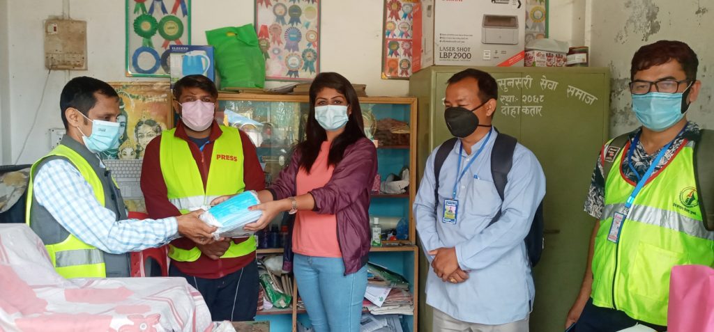 चौतारीद्वारा पत्रकारलाई स्वास्थ्य सामग्री वितरण