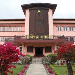 मुख्य बुँदा : • निजामती कर्मचारीको ट्रेड युनियन खारेज गर्ने अध्यादेशमा सर्वोच्चको अल्पकालीन रोक • ३ न्यायाधीशले रोक लगाउने पक्षमा, २ न्यायाधीशले असहमति जनाए • ट्रेड युनियन हटाएर गुनासो सुनुवाइ व्यवस्था गर्ने सरकारको योजना • रिट दायरपछि संवैधानिक इजलासले सरकारलाई लिखित जवाफ माग • जेठ ६ गते पूर्ण छलफलपछि अन्तरिम आदेशबारे टुंगो लाग्ने