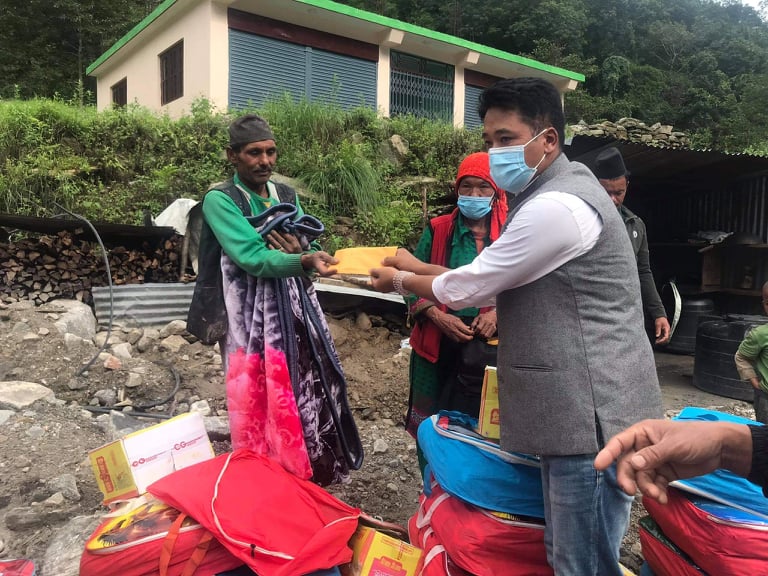 पेम्बा ग्याल्जेन शेर्पाको पहलमा सिन्धुपाल्चोकका बाढि पीडितहरुलाई आर्थिक सहयोग