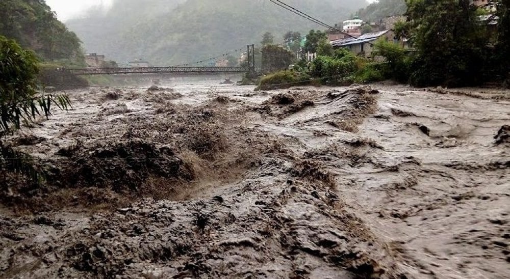 बाढीले बगाउँदा युवा बेपत्ता, दर्जनौँ पशुचौपाया बगायो