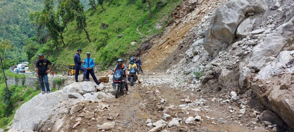 पहिरोमा परेर एक जनाको मृत्युः राजमार्ग अवरुद्ध