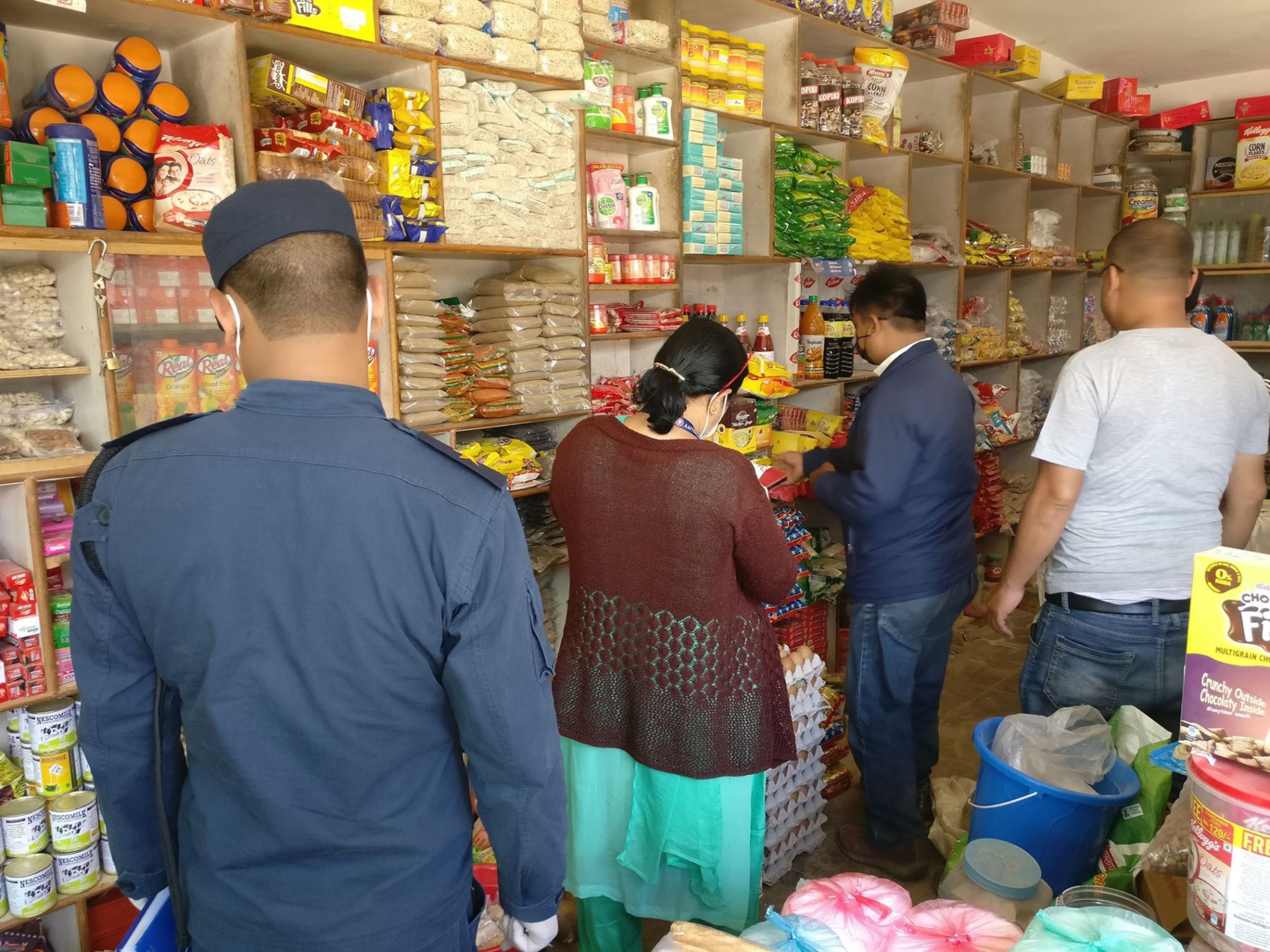 बजार अनुगमन कतै कम तौल, कतै म्याद गुज्रेका सामग्री image