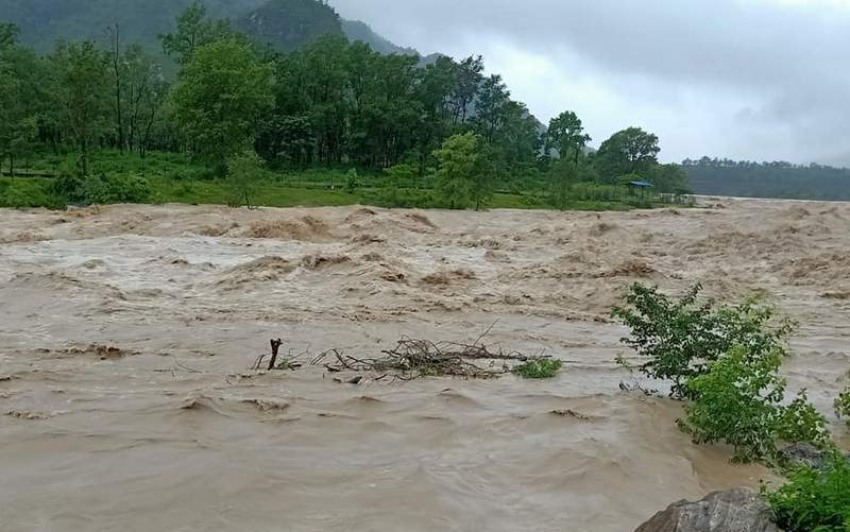 खोलाको निकास साँघुरियो, बाढीको जोखिम बढ्दै