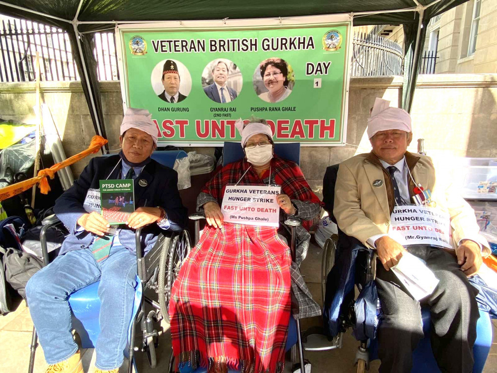 बेलायती प्रहरीले हटाइदियोे आमरण अनशन स्थलको त्रिपाल image