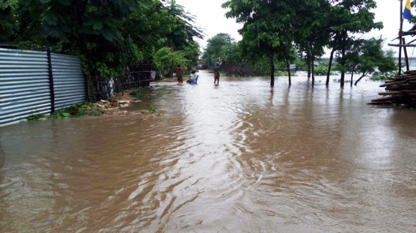 नगर क्षेत्रका सडक डुबानमा, हिलो सडकमा हिँडन बाध्य नगरवासी